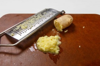 Куриные ножки в пикантном медово-чесночном соусе - фото шага 2