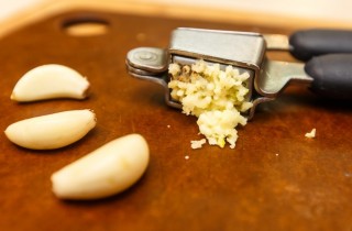 Куриные ножки в пикантном медово-чесночном соусе - фото шага 3