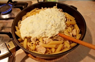 Паста с курицей и грибами под сырным соусом - фото шага 5