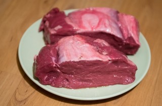 Говядина с беконом и грибами в слоеном тесте - фото шага 1