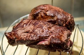 Говядина с беконом и грибами в слоеном тесте - фото шага 2