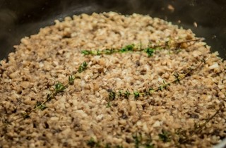 Говядина с беконом и грибами в слоеном тесте - фото шага 3