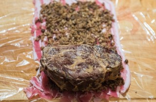 Говядина с беконом и грибами в слоеном тесте - фото шага 6