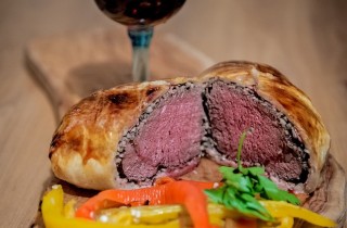 Говядина с беконом и грибами в слоеном тесте - фото шага 11