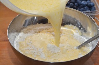 Американские блинчики с голубикой - фото шага 4