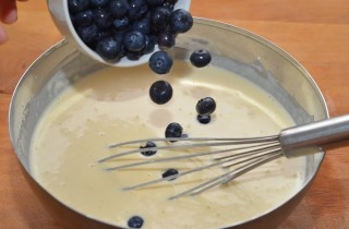 Американские блинчики с голубикой - фото шага 5