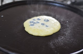 Американские блинчики с голубикой - фото шага 6