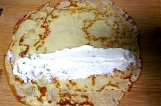 Блины с красной рыбой и сливочным сыром - фото шага 8