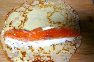 Блины с красной рыбой и сливочным сыром - фото шага 9