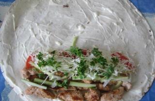 Шаурма с курицей и овощами - фото шага 6