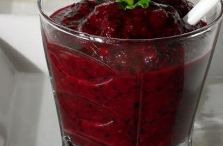 Витаминный коктейль из свеклы, моркови и черники - фото шага 4