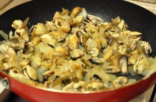 Жульен из морепродуктов - фото шага 4